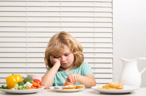 با کودک بد غذا چه کنیم ؟ | ۱۰ راهکار از بین بردن عادات بد غذایی در کودکان