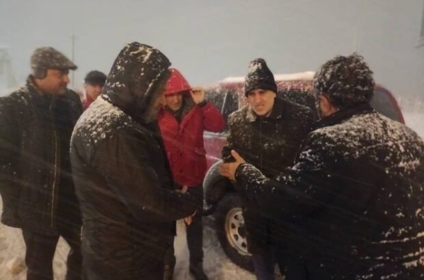 حضور دکتر سیدشمس شفیعی از اولین ساعات بارش برف در سطح شهر در کنار پرسنل خدوم خدمات شهری