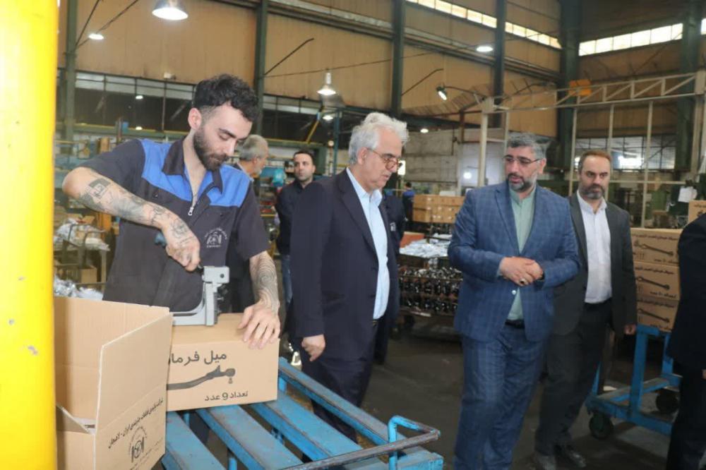 بازدید سرپرست فرمانداری لاهیجان از شرکت تولیدی قطعات جلوبندی خودرو ایران