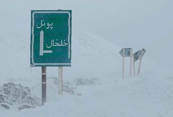 پاییز سرد گیلان؛ بارش ۲۰ سانتی‌متری برف در محور پونل به خلخال